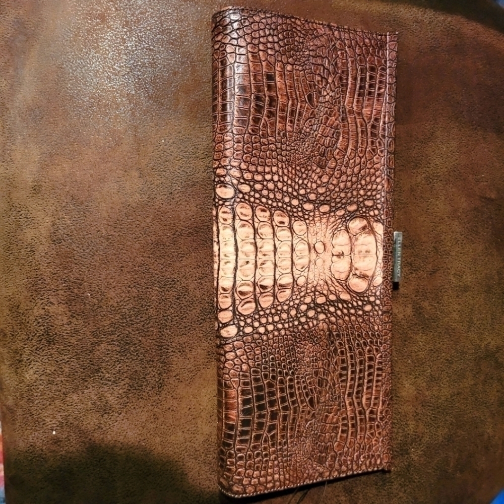 𝅺ellen Tracy Clutch
